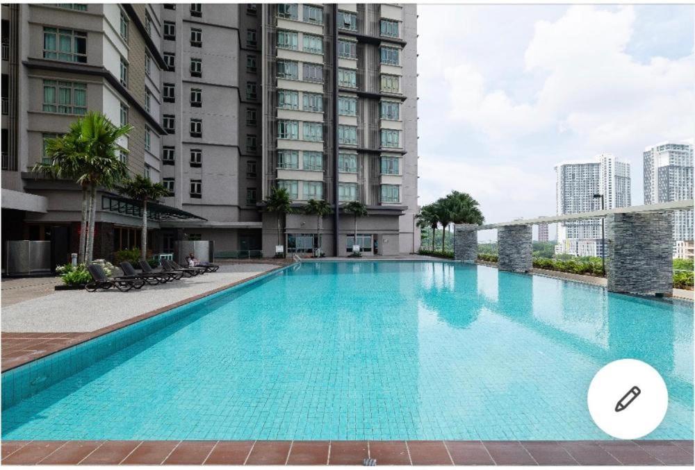 Shaftsbury Residence Cyberjaya With A Pool & Free Parking Buitenkant foto